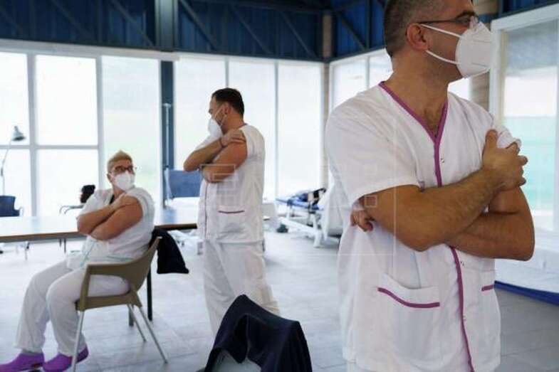 Personal sanitario espera tras ser vacunado contra el virus del covid-19 en un centro sociosanitario de Güímar / EFE Ramón de la Rocha